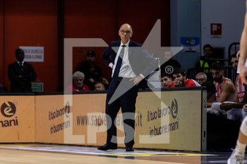 2019-12-21 - Coach CAJA Attilio della Openjobmetis Varese sconsolato in panchina - VANOLI CREMONA VS OPENJOBMETIS VARESE - ITALIAN SERIE A - BASKETBALL