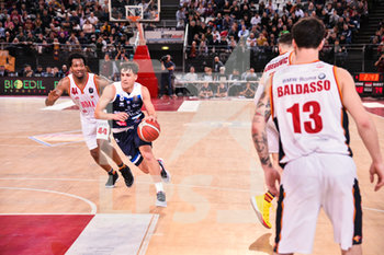 2019-12-22 - Tommaso LAQUINTANA play (Germani Basket Brescia) in entrata con William Buford (Virtus Roma) - VIRTUS ROMA VS GERMANI BRESCIA - ITALIAN SERIE A - BASKETBALL