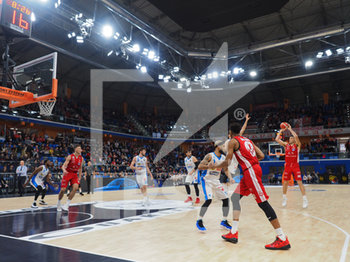2020-01-12 - Luis Scola della AX Armani Exchange Olimpia Milano tura da 3 contro la De Longhi Treviso Basket  - AX ARMANI EXCHANGE OLIMPIA MILANO VS DE LONGHI TREVISO BASKET - ITALIAN SERIE A - BASKETBALL