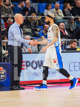 2020-01-12 - Max Menetti, coach della De Longhi Treviso Basket  accoglie in panchina David Logan  - AX ARMANI EXCHANGE OLIMPIA MILANO VS DE LONGHI TREVISO BASKET - ITALIAN SERIE A - BASKETBALL