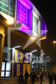 2020-02-01 - il palazzo dello sport paladozza di Bologna illuminato di giallo e viola in memoria di Kobe Bryant - SEGAFREDO VIRTUS BOLOGNA VS CARPEGNA PROSCIUTTO BASKET PESARO - ITALIAN SERIE A - BASKETBALL
