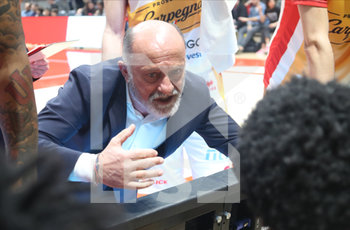 2020-02-01 - Giancarlo Sacco allenatore Carpegna prosciutto Basket Pesaro  - SEGAFREDO VIRTUS BOLOGNA VS CARPEGNA PROSCIUTTO BASKET PESARO - ITALIAN SERIE A - BASKETBALL