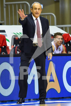2020-10-11 - Ettore Messina, allenatore di Milano gesticola dalla panchina - BASKET ALLIANZ PALLACANESTRO TRIESTE VS A|X ARMANI EXCHANGE MILANO - ITALIAN SERIE A - BASKETBALL
