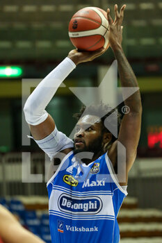 2020-12-30 - Christian Mekowulu (De Longhi Treviso Basket) al tiro - BASKET ALLIANZ PALLACANESTRO TRIESTE VS DE LONGHI TREVISO BASKET - ITALIAN SERIE A - BASKETBALL