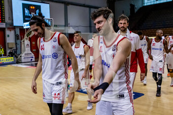 2021-01-17 - Happiness of Allianz Pallacanestro Trieste at the end of the match - VANOLI CREMONA VS BASKET ALLIANZ PALLACANESTRO TRIESTE - ITALIAN SERIE A - BASKETBALL