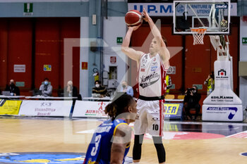 2021-01-19 - Michael Roll (A|X Armani Exchange Milano) at throw - VANOLI CREMONA VS A|X ARMANI EXCHANGE MILANO - ITALIAN SERIE A - BASKETBALL