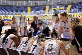 2020-02-16 - coach Riga istruisce la squadra - IREN FIXI TORINO VS DELLA FIORE BRONI - ITALIAN SERIE A1 WOMEN - BASKETBALL