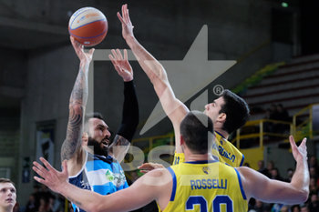 2019-11-20 - Tommaso Fantoni (8) FeliPharma - Kleb Basket Ferrara stoppato da Alessandro Morgillo (36) Tezenis Verona - TEZENIS VERONA VS FELIPHARMA FERRARA - ITALIAN SERIE A2 - BASKETBALL