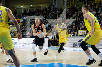 2019-11-30 - Nik Raivio (30) Urania Basket Milano - Kenny Hasbrouck (41) Tezenis Verona - TEZENIS VERONA VS URANIA MILANO - ITALIAN SERIE A2 - BASKETBALL
