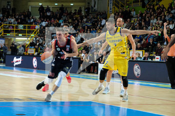 2019-11-30 - Nik Raivio (30) Urania Basket Milano - Giovanni Tomassini (7) Tezenis Verona - TEZENIS VERONA VS URANIA MILANO - ITALIAN SERIE A2 - BASKETBALL