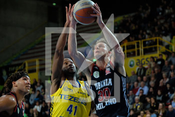 2019-11-30 - Nik Raivio (30) Urania Basket Milano e Kenny Hasbrouck (41) Tezenis Verona lottano a rimbalzo. - TEZENIS VERONA VS URANIA MILANO - ITALIAN SERIE A2 - BASKETBALL