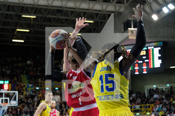 2020-02-02 - Saliou Ndaw (3) Andrea Costa Basket Imola contrastato da Bobby Ray Jones Jr (15) Tezenis Verona - TEZENIS VERONA VS LE NATURELLE IMOLA - ITALIAN SERIE A2 - BASKETBALL