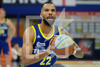 2020-02-15 - Mattia Udom (22) Tezenis Verona dalla lunetta. - URANIA MILANO VS TEZENIS VERONA - ITALIAN SERIE A2 - BASKETBALL