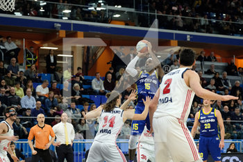 2020-02-15 - Arresto e tiro di Bobby Ray Jones Jr (15) Tezenis Verona - URANIA MILANO VS TEZENIS VERONA - ITALIAN SERIE A2 - BASKETBALL