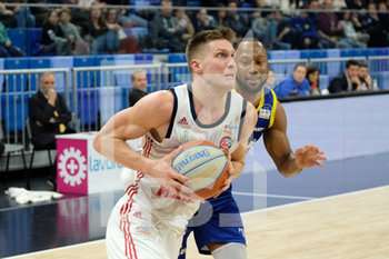 2020-02-15 - Nik Raivio (30) Urania Basket Milano - Kenny Hasbrouck (41) Tezenis Verona - URANIA MILANO VS TEZENIS VERONA - ITALIAN SERIE A2 - BASKETBALL