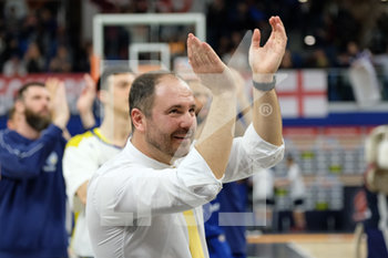 2020-02-15 - Andrea Diana - Head Coach Tezenis Verona esulta a fine partita. - URANIA MILANO VS TEZENIS VERONA - ITALIAN SERIE A2 - BASKETBALL