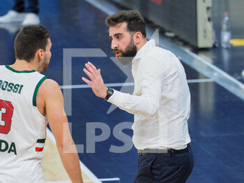 2020-12-05 - Davide Villa, coach della Urania Basket Milano catechizza Bossi  - URANIA MILANO VS TRAPANI - ITALIAN SERIE A2 - BASKETBALL