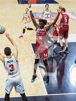 2020-12-05 - Bossi della Urania Basket Milano ostacolato da Emmanuel Adeola della 2B Control Trapani  - URANIA MILANO VS TRAPANI - ITALIAN SERIE A2 - BASKETBALL