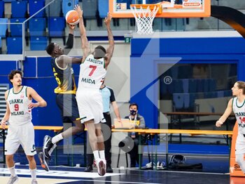 2021-01-09 - Kruize Pinkins del Basket Torino ostacolato da Wayne Langstone della Urania Basket Milano  - URANIA BASKET VS BASKET TORINO - ITALIAN SERIE A2 - BASKETBALL