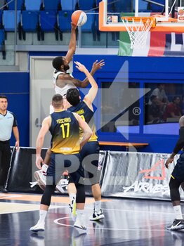 2021-01-09 - Wayne Langstone della Urania Basket Milano ostacolato da Toscano del Basket Torino  - URANIA BASKET VS BASKET TORINO - ITALIAN SERIE A2 - BASKETBALL