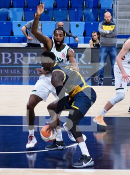 2021-01-09 - Alibegovic del Basket Torino ostacolato da Wayne Langstone della Urania Basket Milano  - URANIA BASKET VS BASKET TORINO - ITALIAN SERIE A2 - BASKETBALL