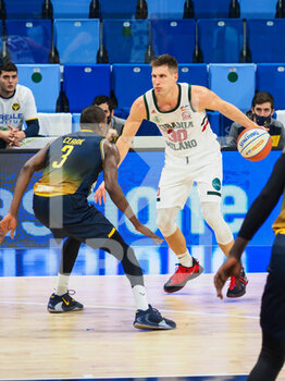 2021-01-09 - Nik Raivio della Urania Basket Milano ostacolato da Jason Clark del Basket Torino  - URANIA BASKET VS BASKET TORINO - ITALIAN SERIE A2 - BASKETBALL