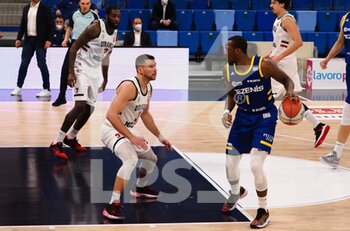 2021-01-13 - Phil Greene IV  (Scaligera Tezenis Basket Verona)  contrastato da Bossi della Urania Basket Milano  - URANIA MILANO VS SCALIGERA VERONA - ITALIAN SERIE A2 - BASKETBALL