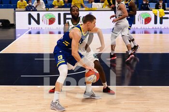 2021-01-13 - Candussi  (Scaligera Tezenis Basket Verona) ostacolato da Wayne Langstone della Urania Basket Milano  - URANIA MILANO VS SCALIGERA VERONA - ITALIAN SERIE A2 - BASKETBALL