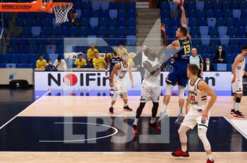 2021-01-13 - Candussi  (Scaligera Tezenis Basket Verona)  contrastato da Wayne Langstone della Urania Basket Milano  - URANIA MILANO VS SCALIGERA VERONA - ITALIAN SERIE A2 - BASKETBALL