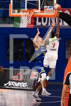 2021-01-13 - Wayne Langstone della Urania Basket Milano  contrastato da Candussi  (Scaligera Tezenis Basket Verona)  - URANIA MILANO VS SCALIGERA VERONA - ITALIAN SERIE A2 - BASKETBALL