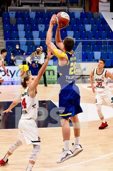 2021-01-13 - Severini  (Scaligera Tezenis Basket Verona)  contrastato da  Matteo Montano della Urania Milano  - URANIA MILANO VS SCALIGERA VERONA - ITALIAN SERIE A2 - BASKETBALL