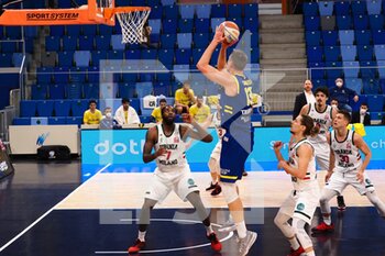 2021-01-13 - Bobby Jones  (Scaligera Tezenis Basket Verona) ostacolato da Wayne Langstone della Urania Basket Milano  - URANIA MILANO VS SCALIGERA VERONA - ITALIAN SERIE A2 - BASKETBALL
