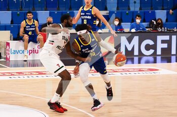 2021-01-13 - Bobby Jones  (Scaligera Tezenis Basket Verona)  contrastato da Wayne Langstone della Urania Basket Milano  - URANIA MILANO VS SCALIGERA VERONA - ITALIAN SERIE A2 - BASKETBALL