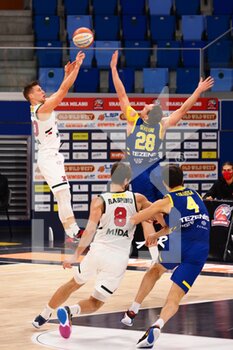 2021-01-13 - Nik Raivio della Urania Basket Milano ostacolato da Severini  (Scaligera Tezenis Basket Verona)  - URANIA MILANO VS SCALIGERA VERONA - ITALIAN SERIE A2 - BASKETBALL