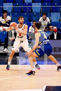 2021-01-13 - Tommaso Raspino della Urania Basket Milano ostacolato da Colussa  (Scaligera Tezenis Basket Verona)  - URANIA MILANO VS SCALIGERA VERONA - ITALIAN SERIE A2 - BASKETBALL