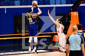 2021-01-13 - Bobby Jones  (Scaligera Tezenis Basket Verona)  al tiro contro  - URANIA MILANO VS SCALIGERA VERONA - ITALIAN SERIE A2 - BASKETBALL
