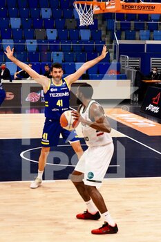 2021-01-13 - Wayne Langstone della Urania Basket Milano ostacolato da Giga Janelidze  (Scaligera Tezenis Basket Verona)  - URANIA MILANO VS SCALIGERA VERONA - ITALIAN SERIE A2 - BASKETBALL