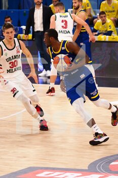 2021-01-13 - Phil Greene IV  (Scaligera Tezenis Basket Verona)   contrastato da  Nik Raivio della Urania Basket Milano   - URANIA MILANO VS SCALIGERA VERONA - ITALIAN SERIE A2 - BASKETBALL