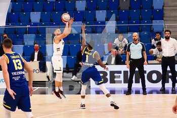 2021-01-13 - Bossi della Urania Basket Milano ostacolato da Phil Greene IV  (Scaligera Tezenis Basket Verona)  - URANIA MILANO VS SCALIGERA VERONA - ITALIAN SERIE A2 - BASKETBALL