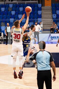 2021-01-13 - Nik Raivio della Urania Basket Milano ostacolato da Bobby Jones  (Scaligera Tezenis Basket Verona)  - URANIA MILANO VS SCALIGERA VERONA - ITALIAN SERIE A2 - BASKETBALL