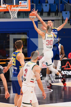 2021-01-13 - Nik Raivio della Urania Basket Milano a canestro ostacolato da Candussi (Scaligera Tezenis Basket Verona)  - URANIA MILANO VS SCALIGERA VERONA - ITALIAN SERIE A2 - BASKETBALL