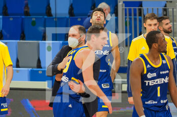 2021-01-13 - Andrea Diana, coach della Tezenis Scaligera Basket Verona festeggia coi suoi - URANIA MILANO VS SCALIGERA VERONA - ITALIAN SERIE A2 - BASKETBALL