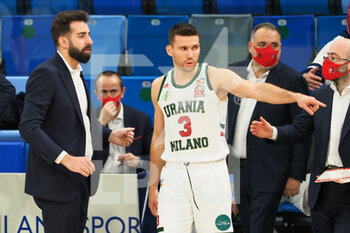 2021-01-23 - Davide Villa, coach della Urania Basket Milano parla col suo playmaker Bossi - URANIA MILANO VS ASSIGECO PIACENZA - ITALIAN SERIE A2 - BASKETBALL