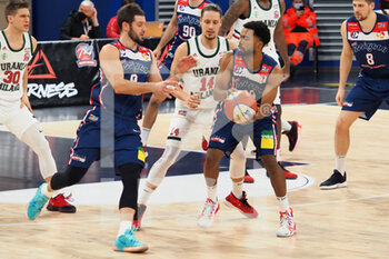 2021-01-23 - Matteo Formenti (Assigeco Piacenza Basket) cerca la palla dal compagno Tobin Carberry (Assigeco Piacenza Basket)  - URANIA MILANO VS ASSIGECO PIACENZA - ITALIAN SERIE A2 - BASKETBALL