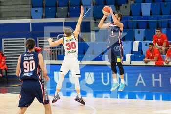 2021-01-23 - Matteo Formenti (Assigeco Piacenza Basket)  al tiro contro Nik Raivio della Urania Basket Milano  - URANIA MILANO VS ASSIGECO PIACENZA - ITALIAN SERIE A2 - BASKETBALL