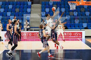 2021-01-23 - Wayne Langstone (Urania Basket Milano) contrastato da Tobin Carberry (Assigeco Piacenza Basket)  - URANIA MILANO VS ASSIGECO PIACENZA - ITALIAN SERIE A2 - BASKETBALL
