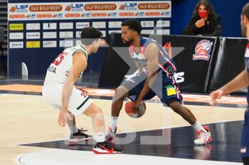 2021-01-23 - Tobin Carberry (Assigeco Piacenza Basket)  contrastato da Matteo Franco (Urania Basket Milano)  - URANIA MILANO VS ASSIGECO PIACENZA - ITALIAN SERIE A2 - BASKETBALL