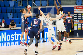 2021-01-23 - Massone (Assigeco Piacenza Basket)  al tiro ostacolato da Nik Raivio della Urania Basket Milano  - URANIA MILANO VS ASSIGECO PIACENZA - ITALIAN SERIE A2 - BASKETBALL