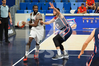 2021-01-23 - Wayne Langstone (Urania Basket Milano) ostacolato da Tommaso Guariglia (Assigeco Piacenza Basket)  - URANIA MILANO VS ASSIGECO PIACENZA - ITALIAN SERIE A2 - BASKETBALL