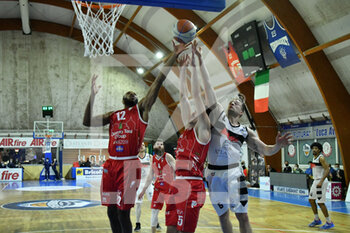 2021-01-27 - Eugenio Fanti (Eurobasket) e Saccaggi (Giorgio Tesi Group Pistoia) e Fletcher (Giorgio Tesi Group Pistoia) si contendono il rimbalzo  - ATLANTE EUROBASKET ROMA VS GIORGI TESI GROUP PISTOIA - ITALIAN SERIE A2 - BASKETBALL